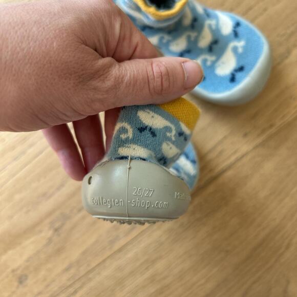 Blue and white whale print - Picture 2 of 4